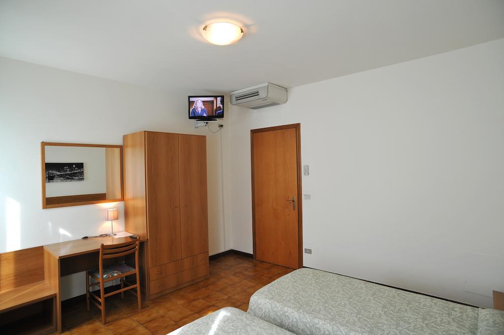 Albergo Croce D'Oro Dolcè Exterior foto