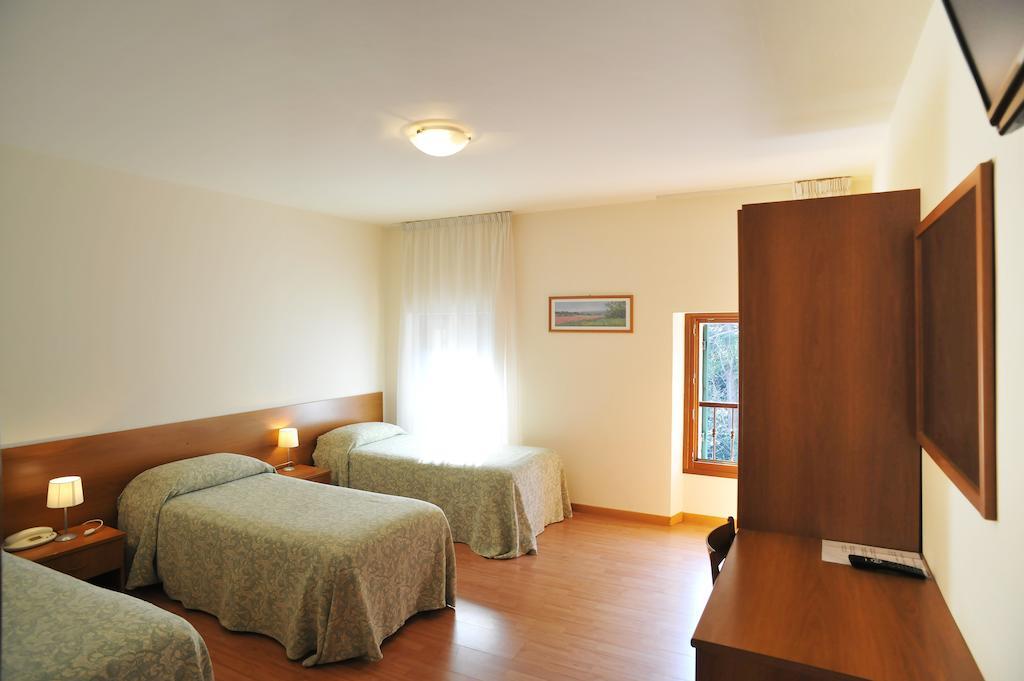 Albergo Croce D'Oro Dolcè Exterior foto